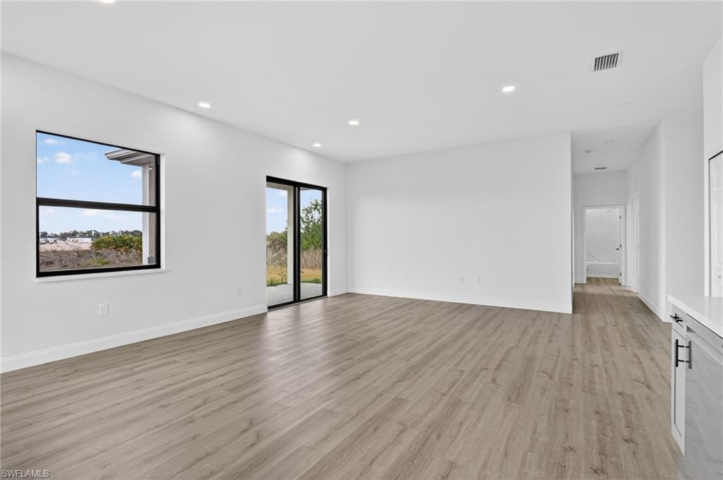 633 Cane St E Property Photo 25