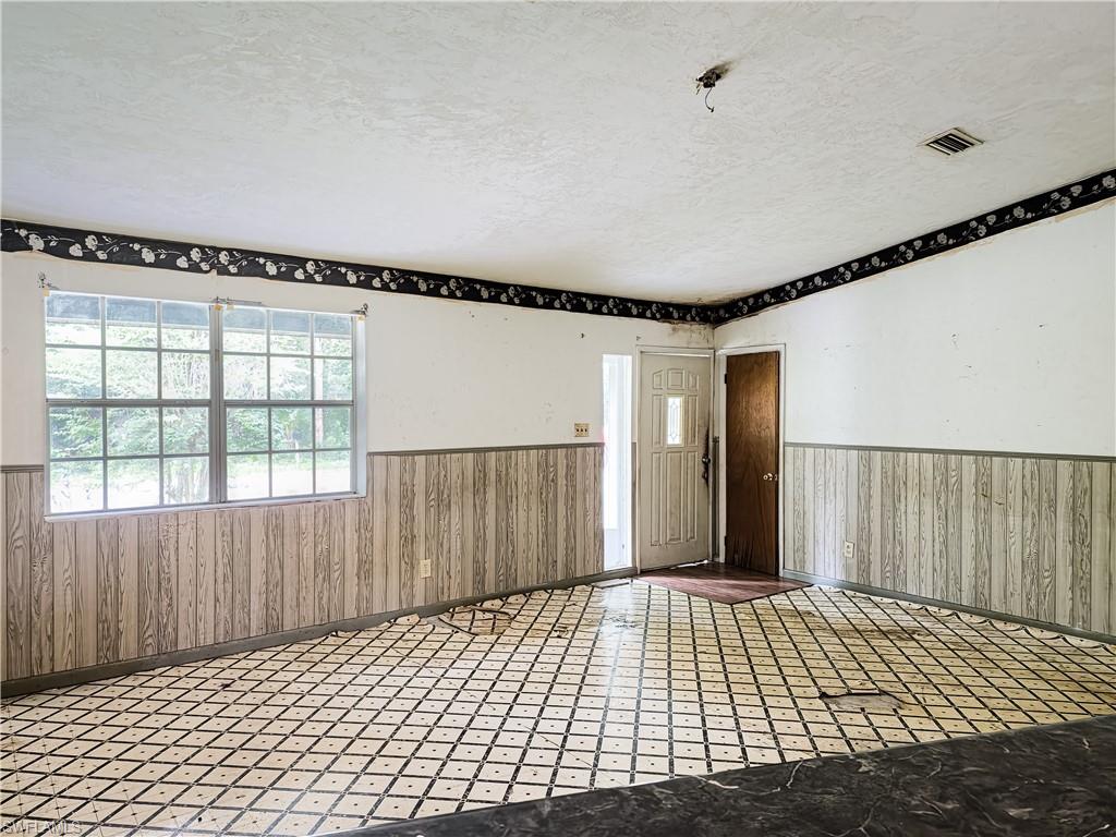 1103 1 St Property Photo 3