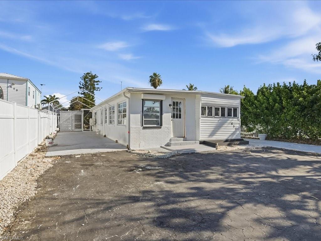 657 Palm Ave E Property Photo 1