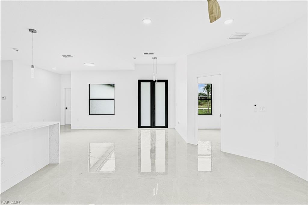 343 Pullman St Property Photo 5