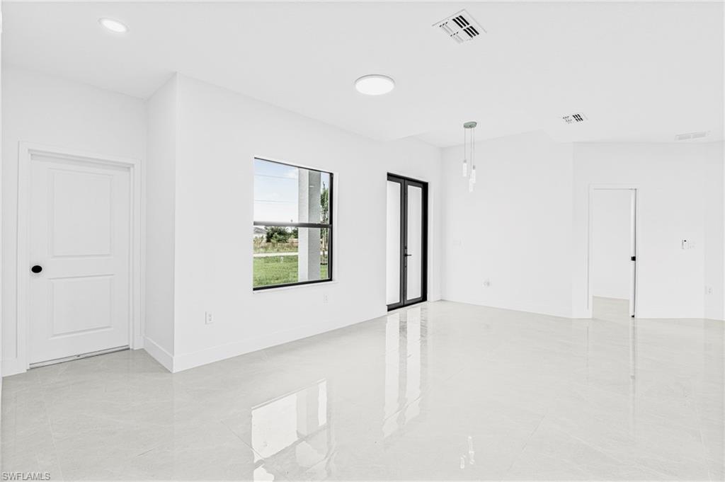 343 Pullman St Property Photo 13