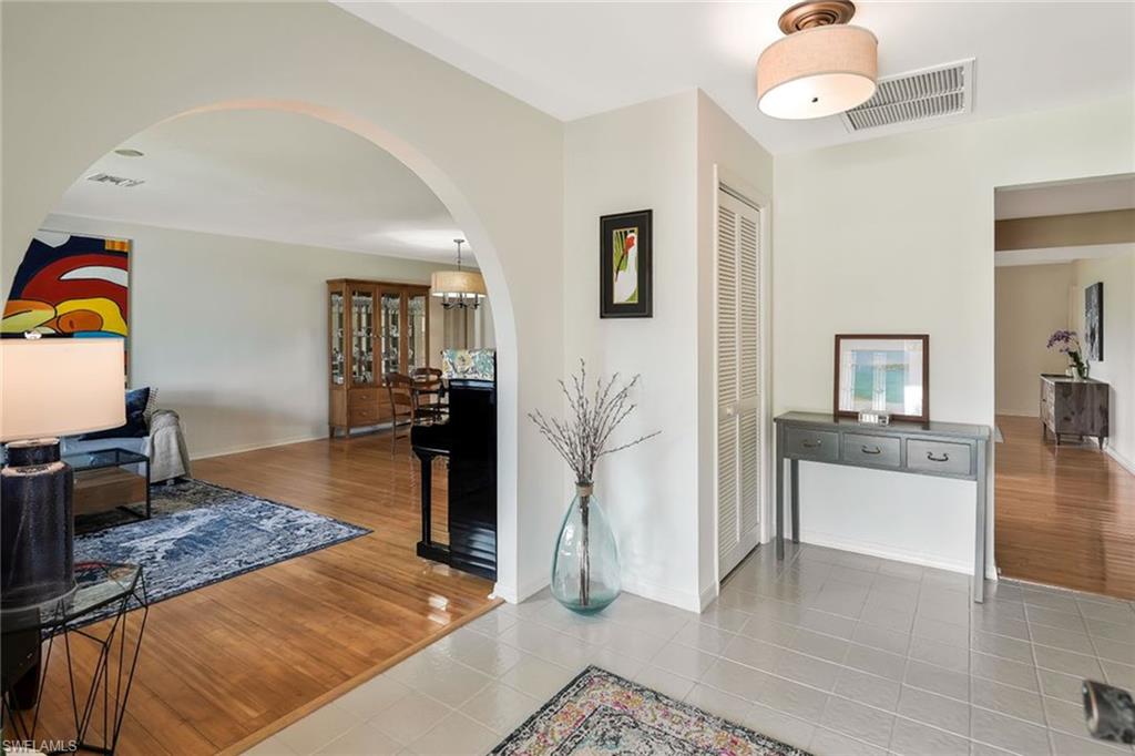 10361 Windsor Way Property Photo 2