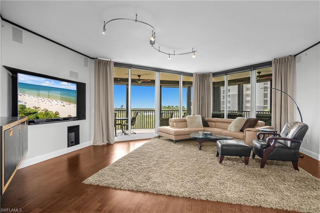 425 Cove Tower Dr 504 Property Photo 5