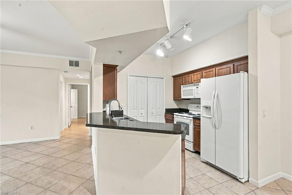 13010 Positano Cir 108 Property Photo 5