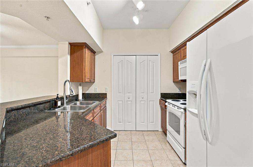 13010 Positano Cir 108 Property Photo 6