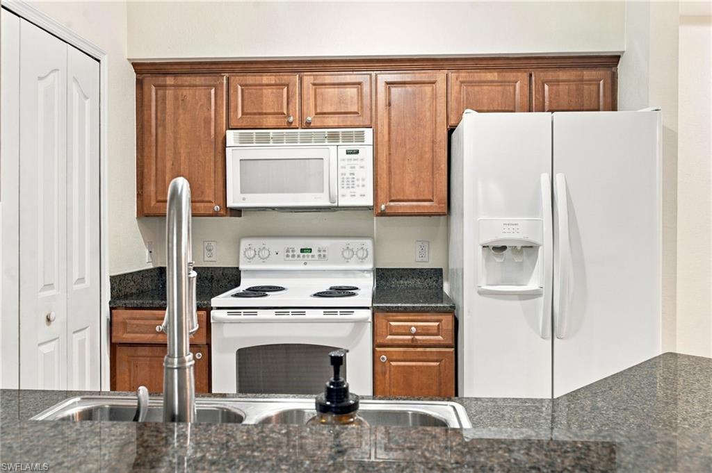 13010 Positano Cir 108 Property Photo 7