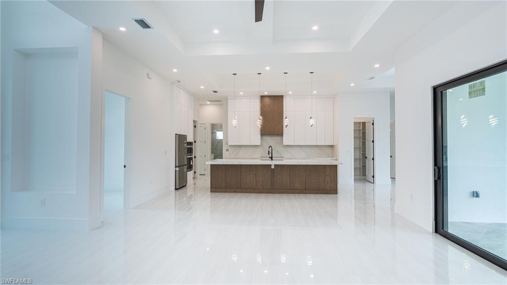 649 Golden Gate Blvd E Property Photo 5
