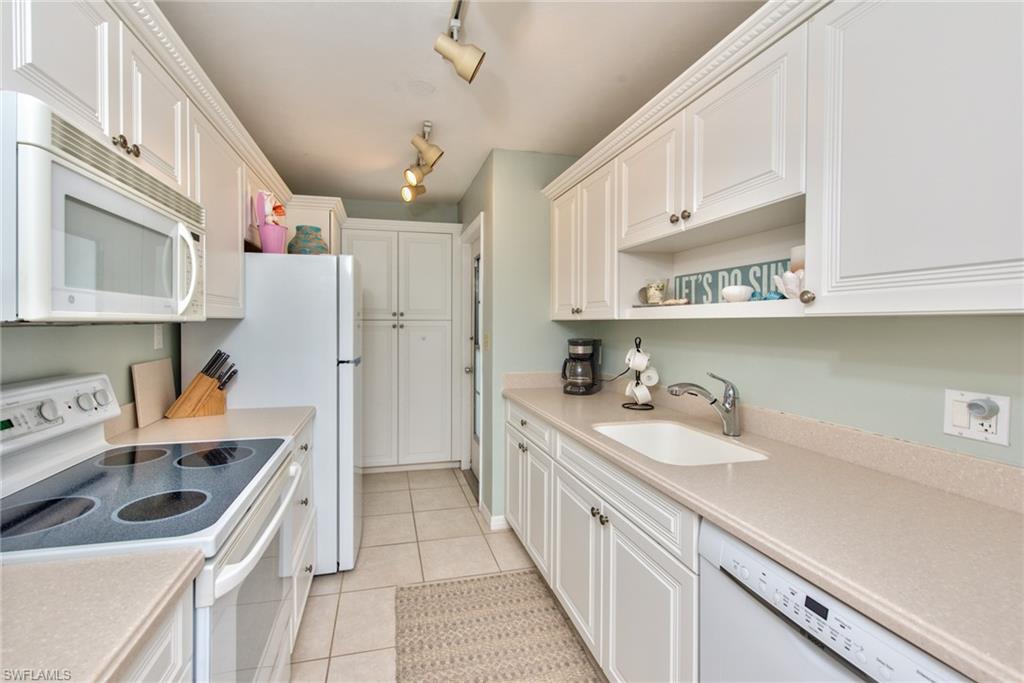 2121 Gulfshore Blvd N 503 Property Photo 3