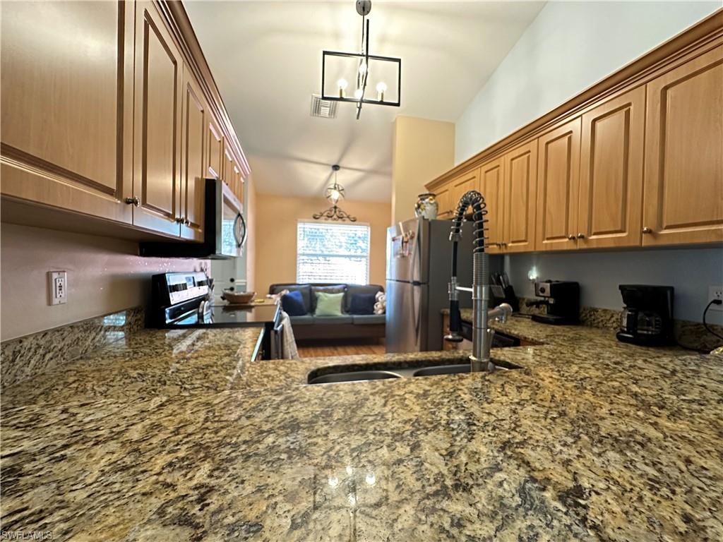 241 Robin Hood Cir 204 Property Photo 4
