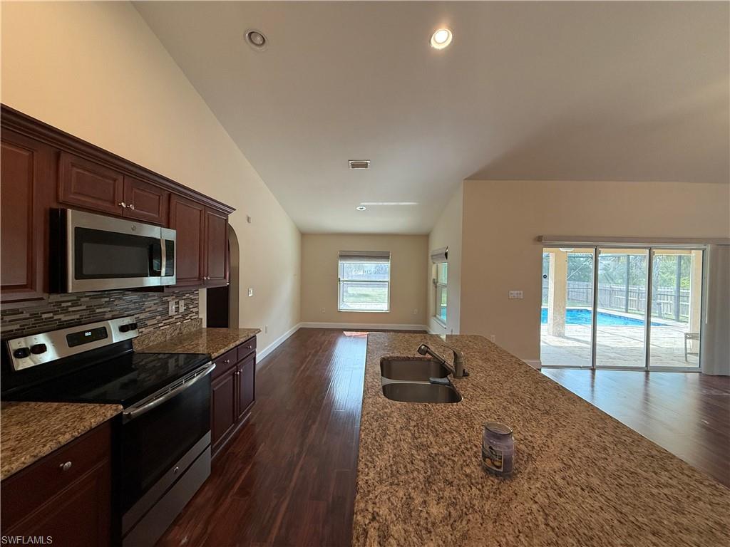 1111 Broadway Ave Property Photo 4