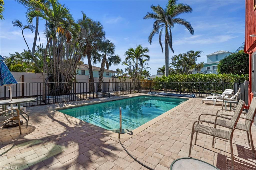 210 Miramar St Property Photo 4