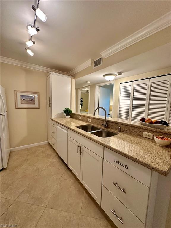 555 Park Shore Dr B205 Property Photo 11