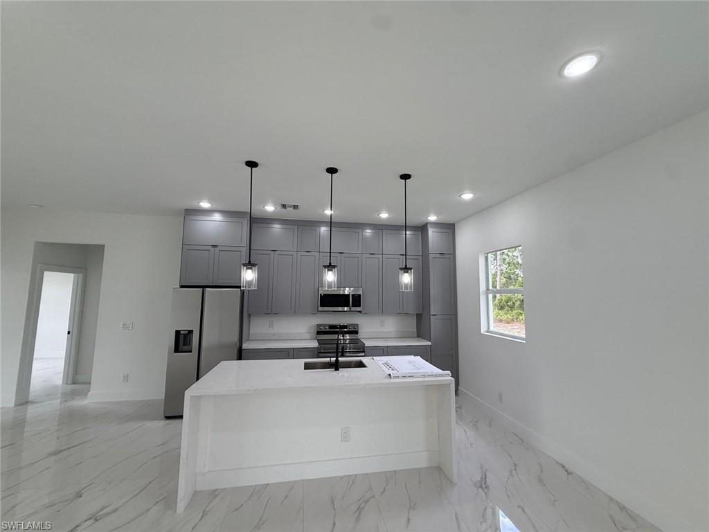 1089 Eisenhower Blvd Property Photo 8