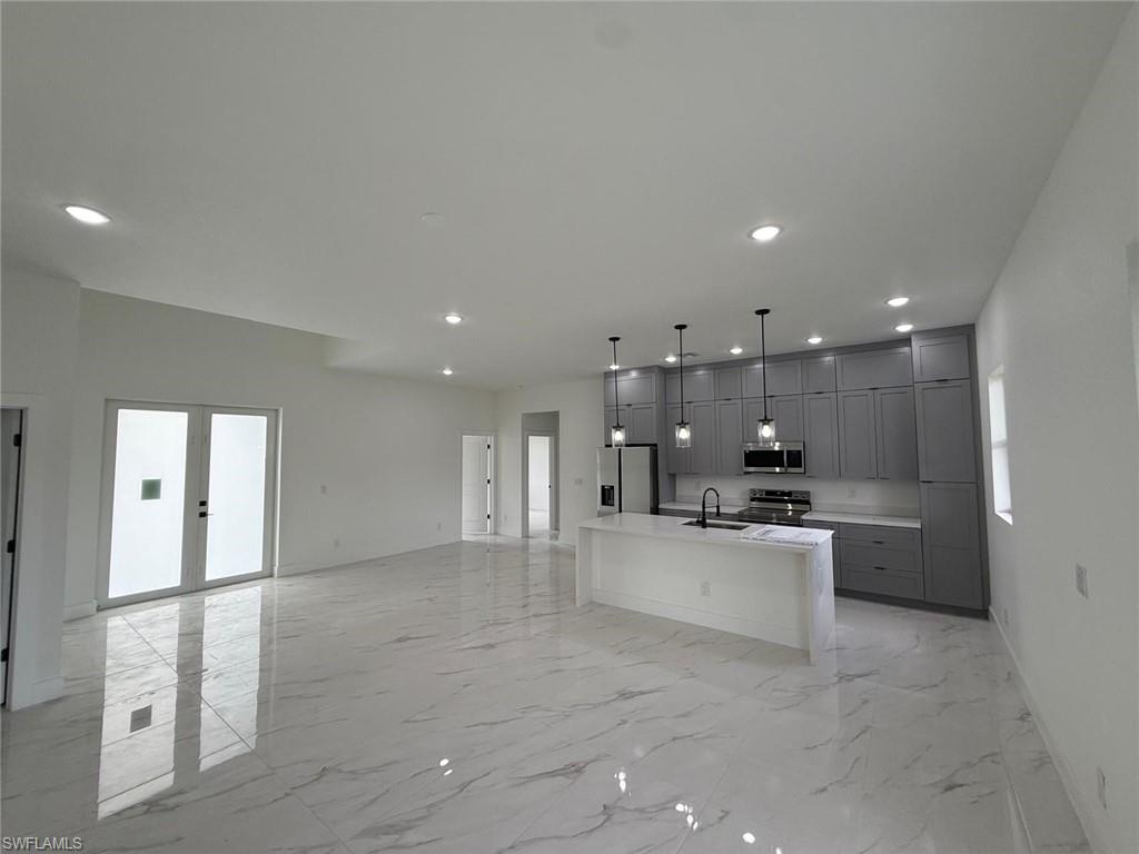 1089 Eisenhower Blvd Property Photo 9