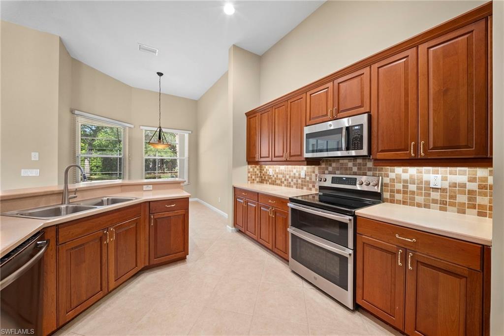 7914 Founders Cir Property Photo 5