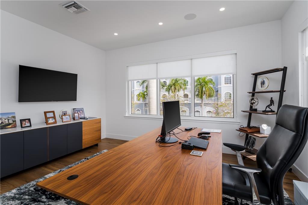599 Tamiami Trl N 200 Property Photo 8