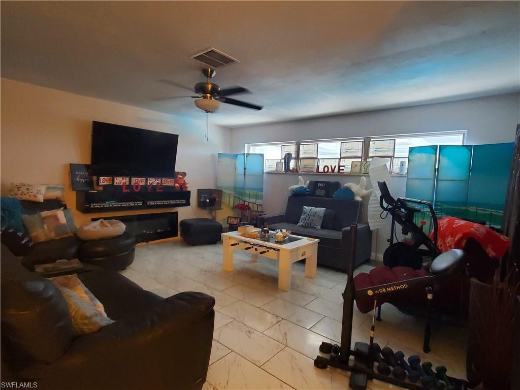 306 Hollywood St Property Photo 8
