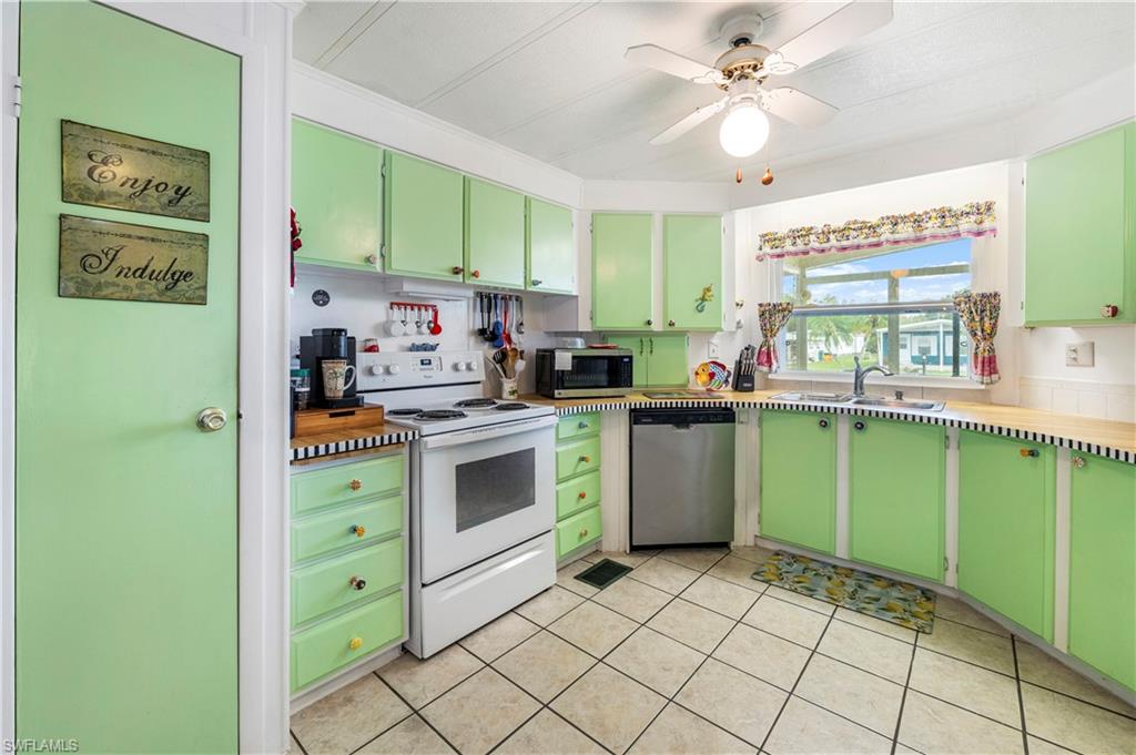 280 Grassy Key Ln Property Photo 4