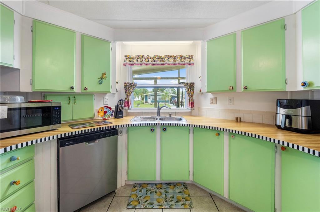 280 Grassy Key Ln Property Photo 5