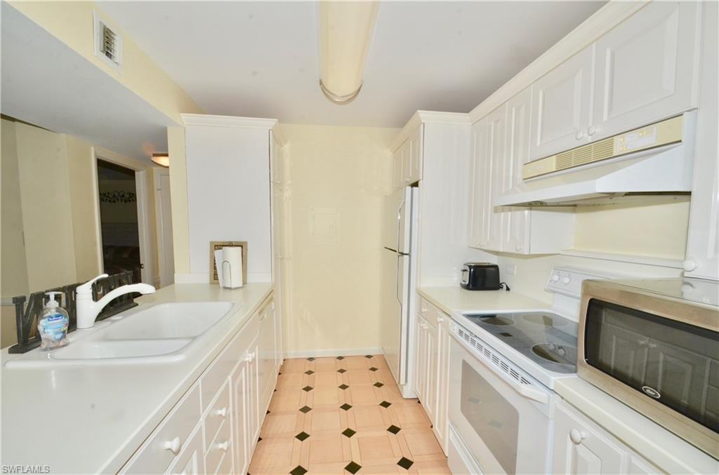 555 Park Shore Dr B-309 Property Photo 2