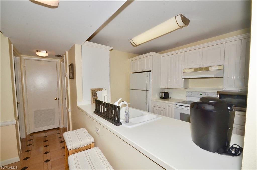 555 Park Shore Dr B-309 Property Photo 4