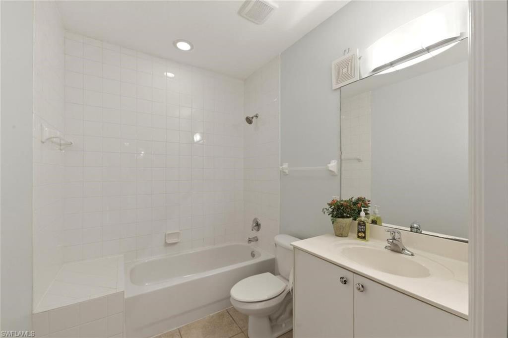 357 Robin Hood Cir 202 Property Photo 17