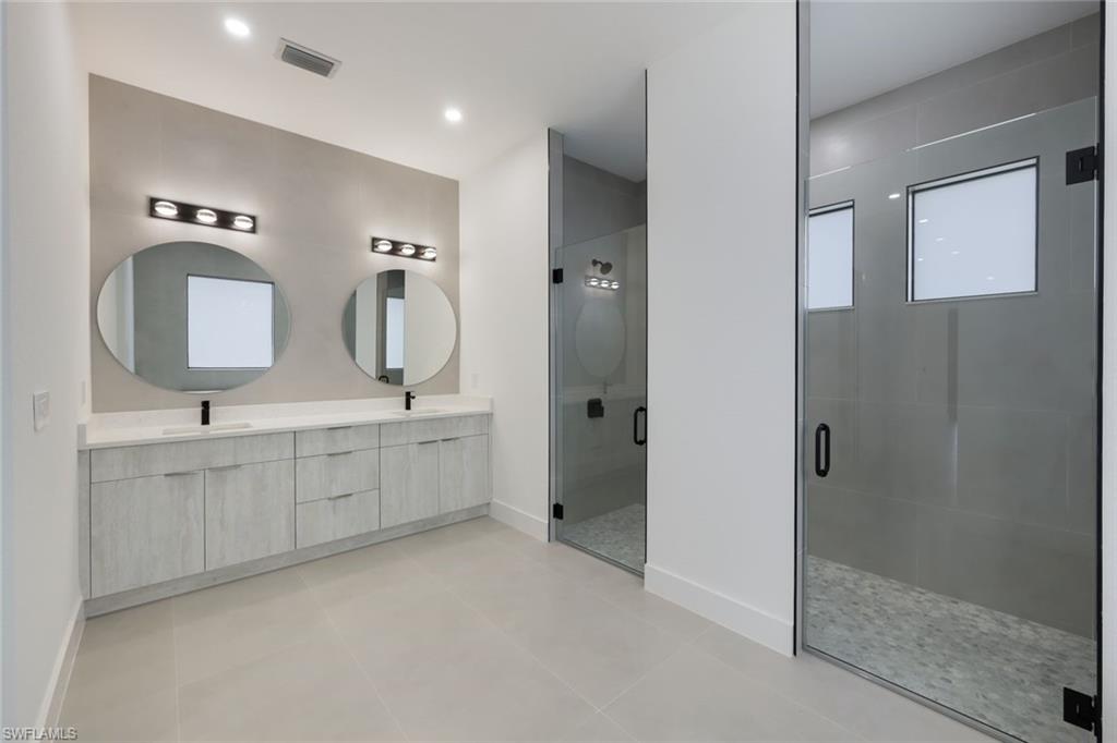2806 Golden Gate Blvd W Property Photo 20