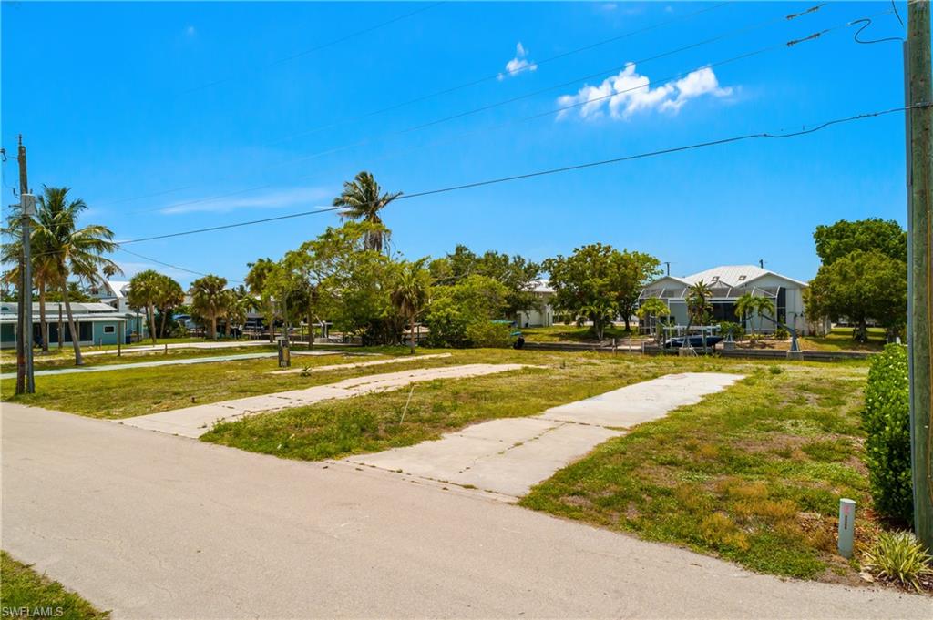 24533 Dolphin St Property Photo 5
