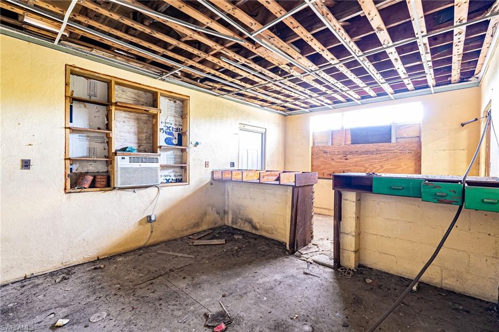 2111 Fowler St Property Photo 5