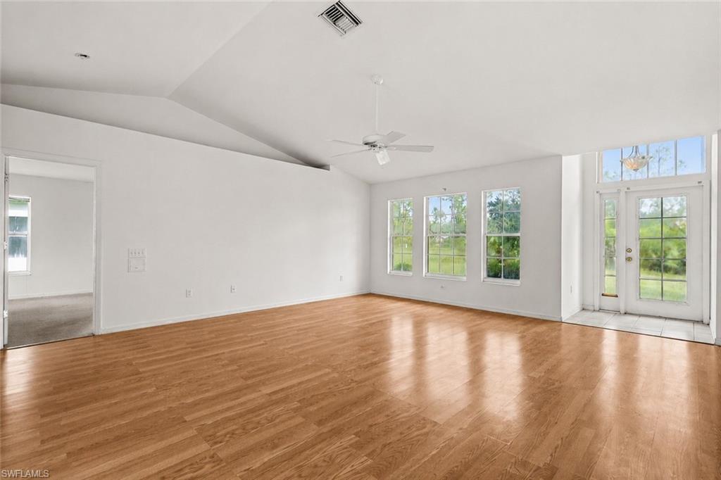 2440 31st Ave Ne Property Photo 3