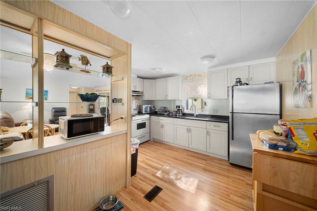 455 Cape Florida Way Property Photo 4