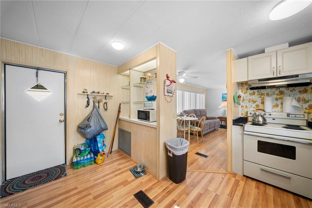 455 Cape Florida Way Property Photo 5