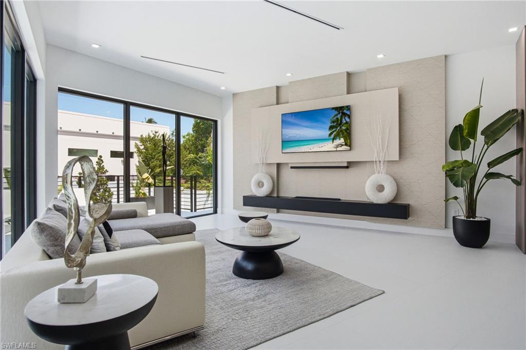 298 Castaways St Property Photo 9
