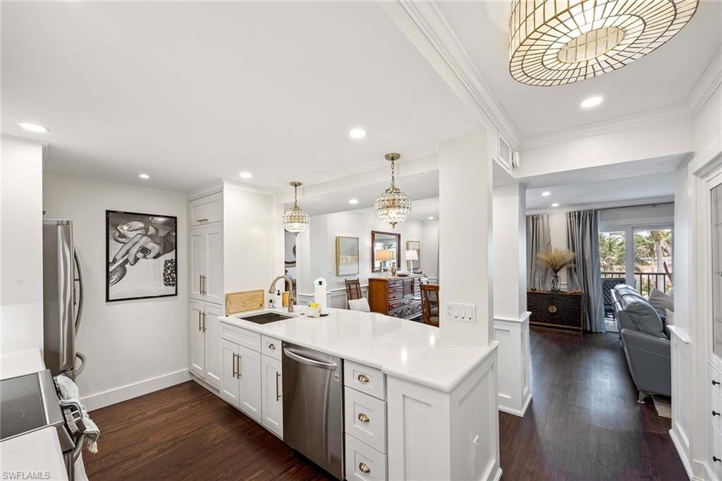 555 Park Shore Dr B408 Property Photo 15