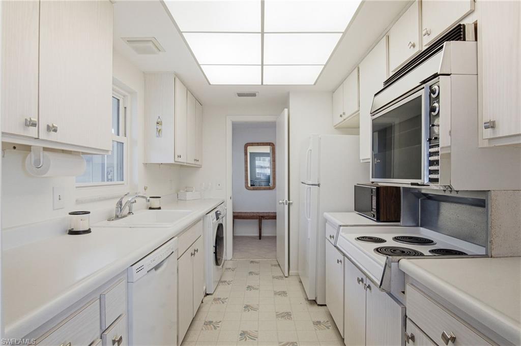 3400 Gulf Shore Blvd N L8 Property Photo 14