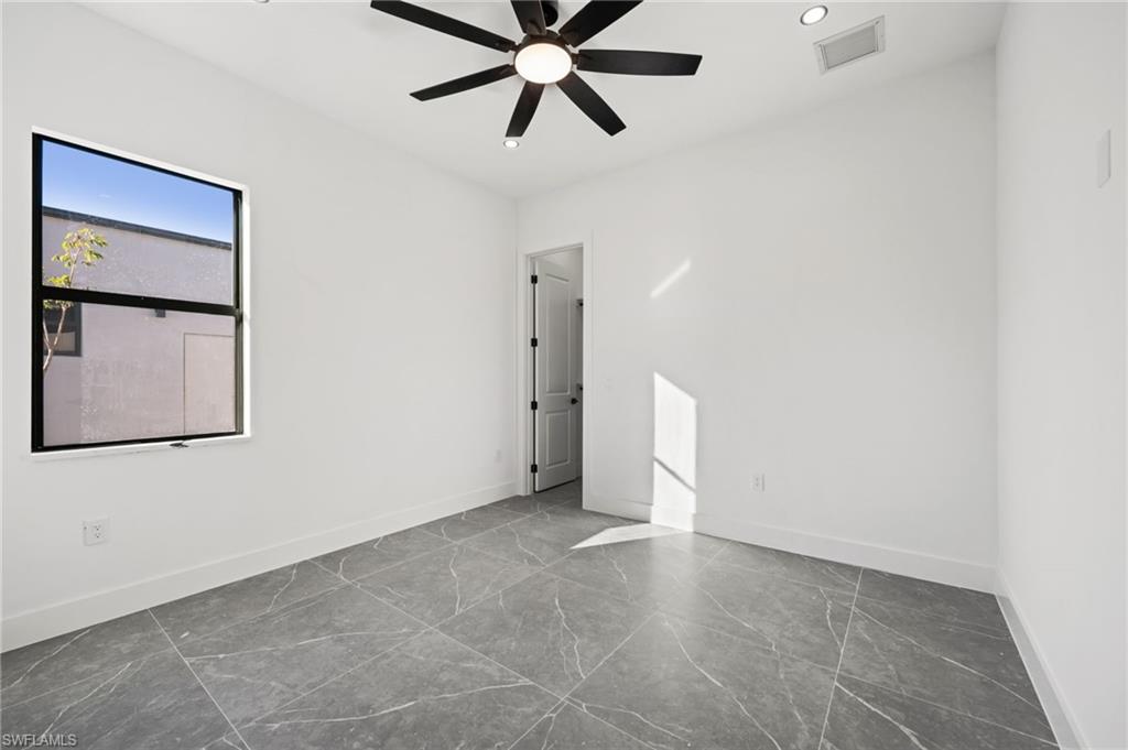 109 37th Pl Property Photo 27