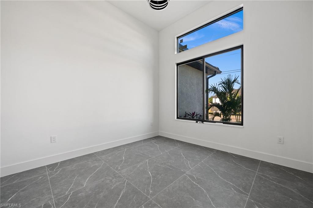 109 37th Pl Property Photo 33