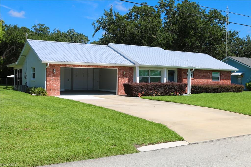 864 Peachtree Dr Property Photo 2