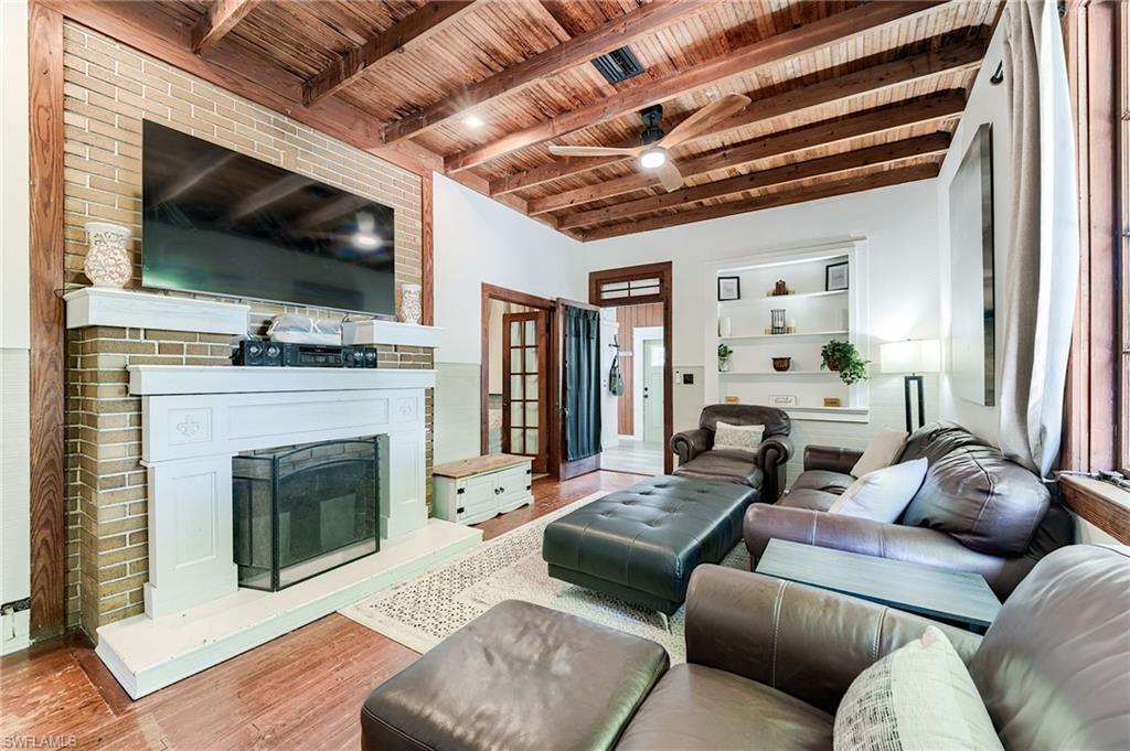 10811 Dean St Property Photo 2