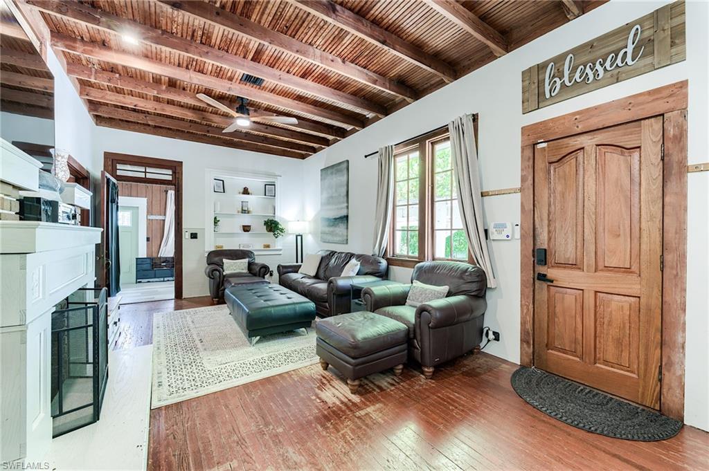 10811 Dean St Property Photo 3