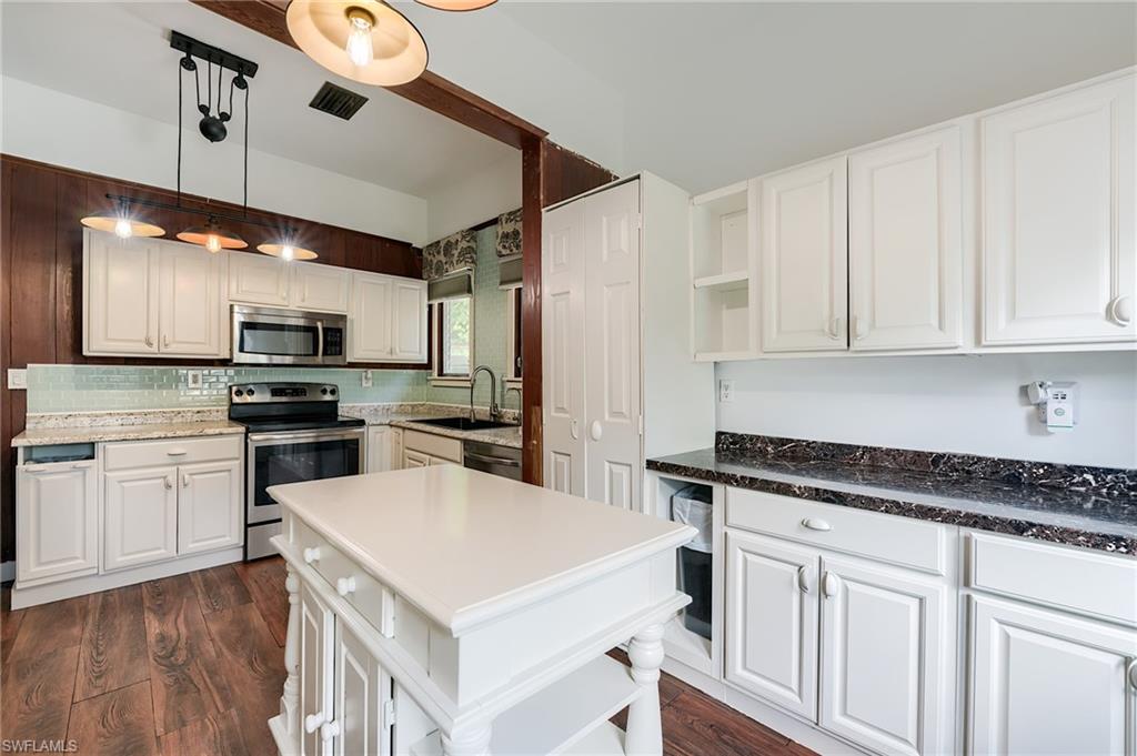 10811 Dean St Property Photo 8