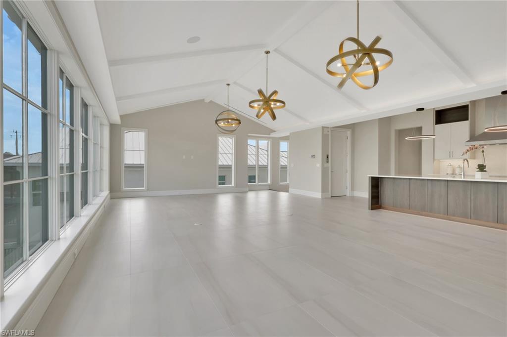 211 1st St Property Photo 11