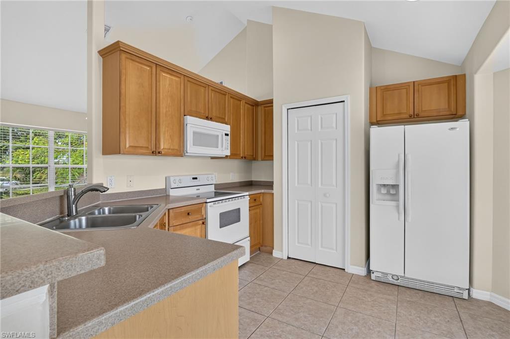 523 25th Ln Property Photo 9