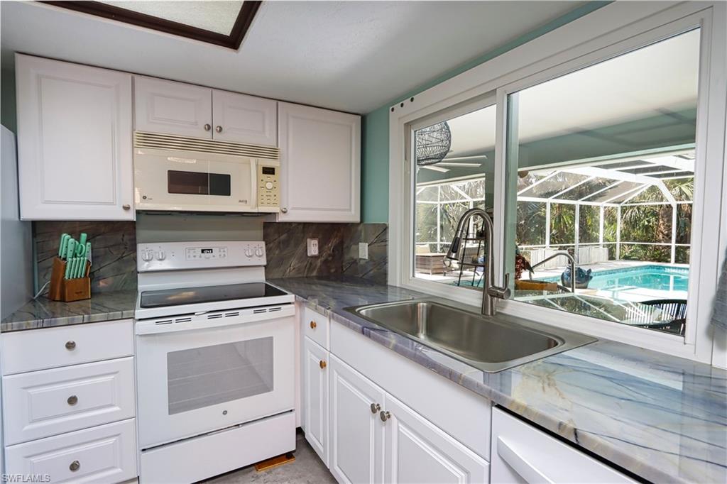 27165 Edenbridge Ct Property Photo 3