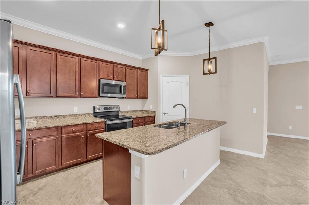 2061 Hamlin St Property Photo 4