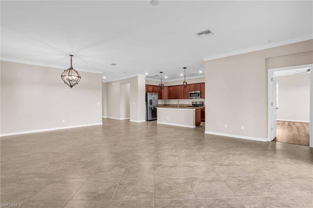 2061 Hamlin St Property Photo 6