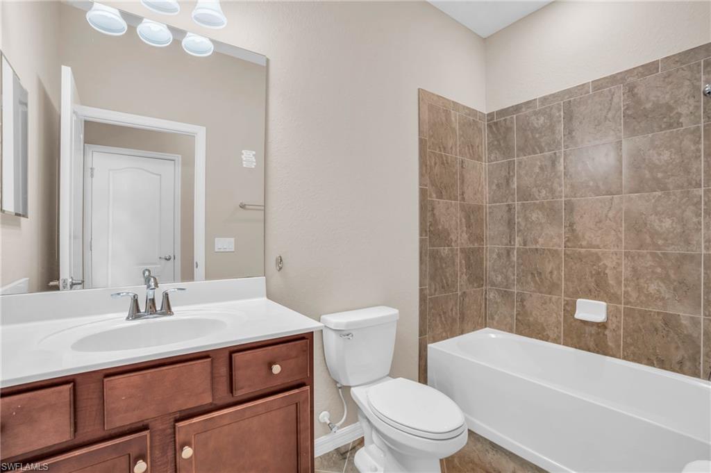 2061 Hamlin St Property Photo 8