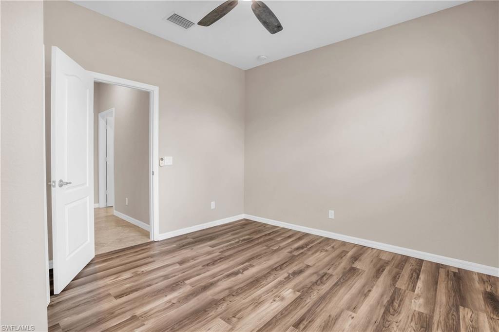 2061 Hamlin St Property Photo 11