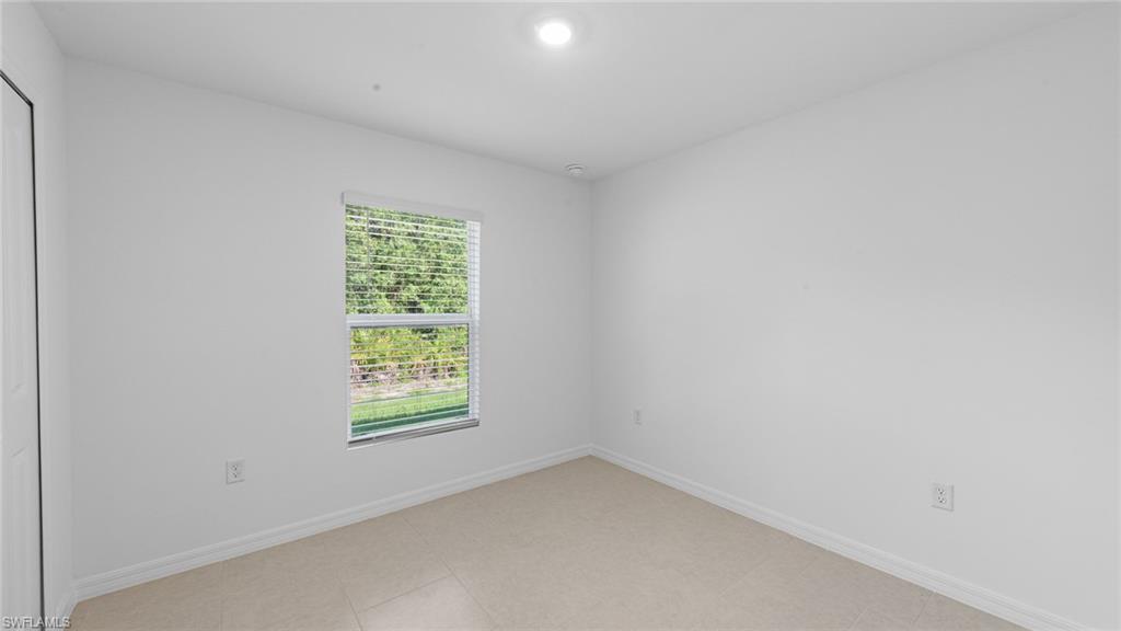3203 65th St W Property Photo 6