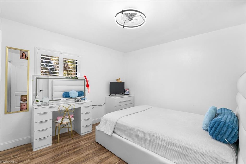 1871 Golden Gate Blvd E Property Photo 9